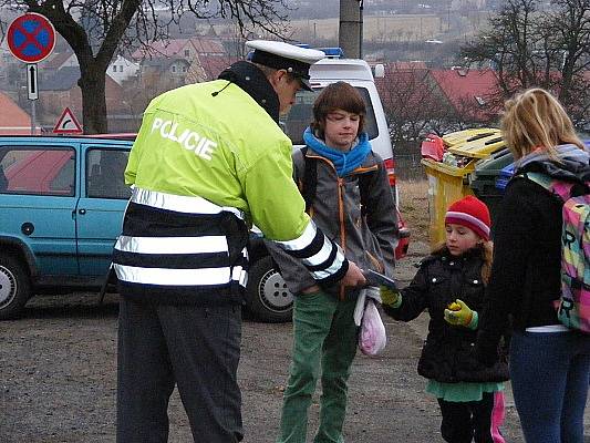 Policejní akce Zebra se za tebe nerozhlédne, v Žalanech u školy.