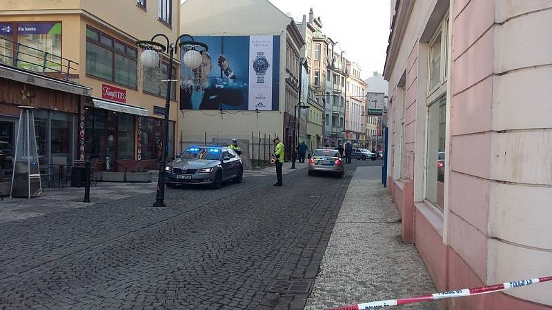 Přepadení zlatnictví v Krupské ulici a uzávěrka centra města.