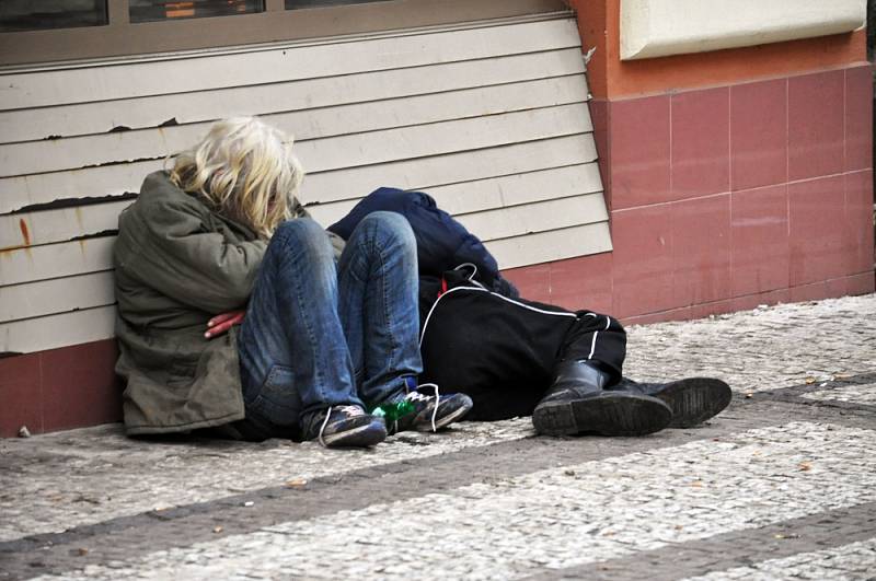 To, co vidíte na snímku Zdeňka Traxlera je bohužel každodenní smutný pohled na chodník před Komerční bankou v Teplicích, na pěší zóně. Je to místo, kde odvětrává na ulici teplo z kotelny v bance. Právě zde hledají útočiště bezdomovci.