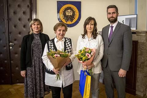 Učitelka ze ZŠ Buzulucká v Teplicích Květa Kolářová (první zprava) je nejlepší fyzikářka v republice.