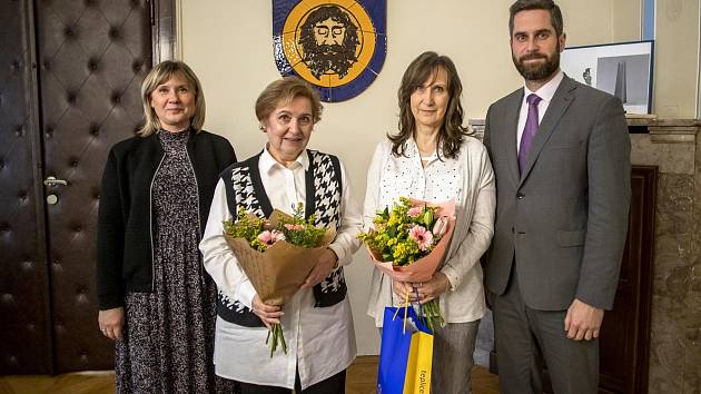 Učitelka ze ZŠ Buzulucká v Teplicích Květa Kolářová (první zprava) je nejlepší fyzikářka v republice.