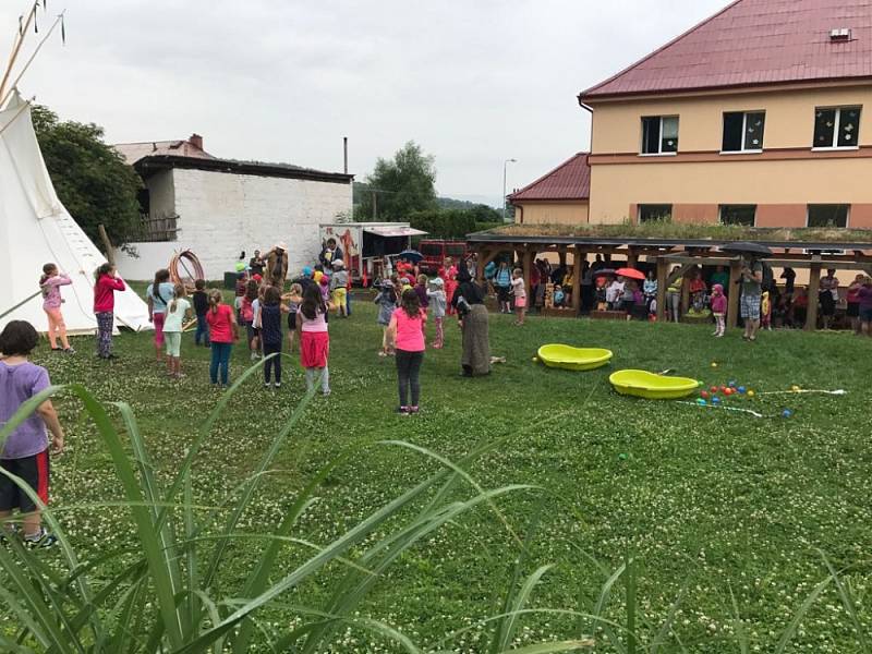 Otevření nové pohádkové stezky v Hrobčicích.