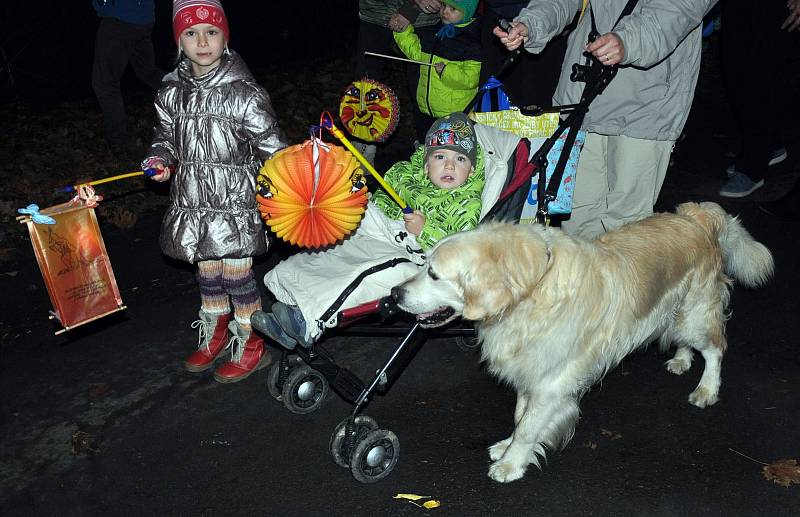 Martinský lampionový průvod Zámeckou zahradou v Teplicích.