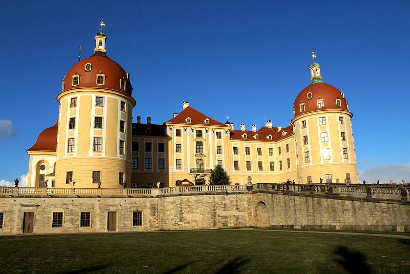 Filmovou pohádku opět připomíná výstava v zámku Moritzburg, kde se točily některé scény, v sousedním Sasku.