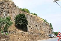 Město nechává zabezpečit skalní masiv v Důlní ulici. Pomůže stát 