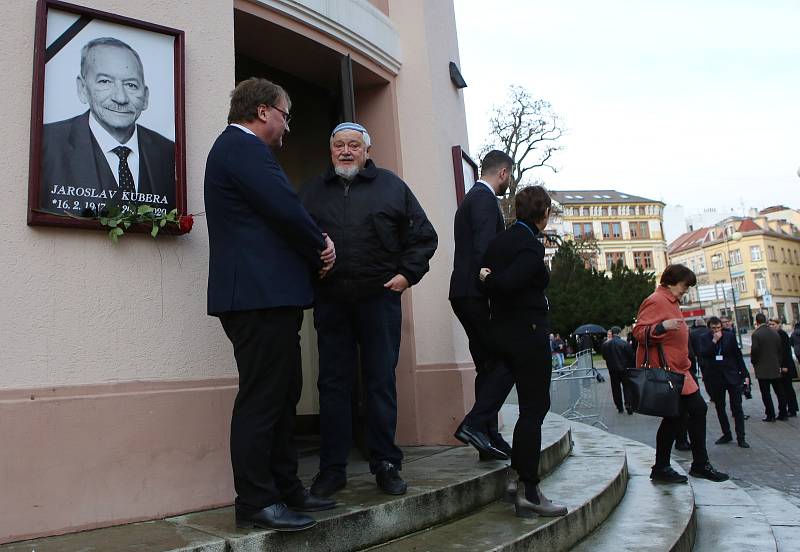 Poslední sbohem pro Jaroslava Kuberu proběhlo v Krušnohorském divadle. Rozloučit se s ním dorazily i politické špičky včetně prezidenta a premiéra České republiky.