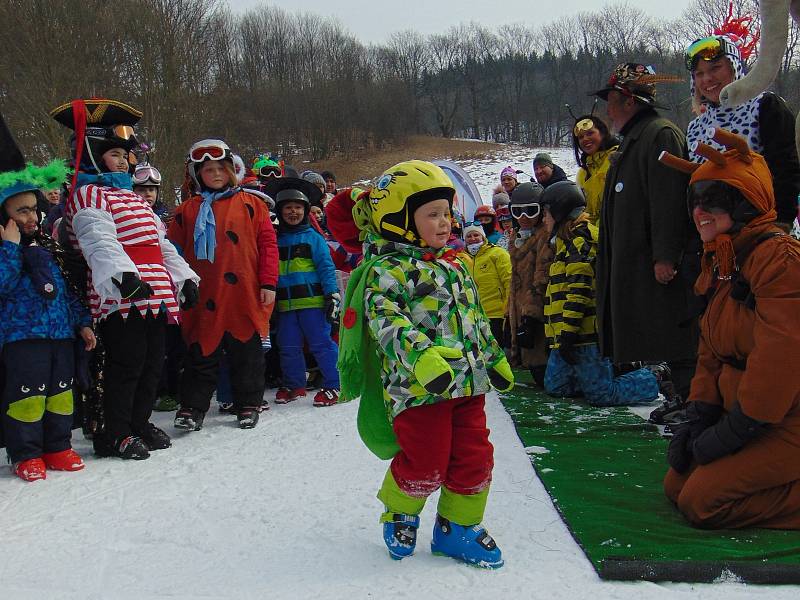 Tradiční karneval na sněhu zakončil v neděli 28. ročník lyžařské školy Snow v Mikulově na Teplicku.