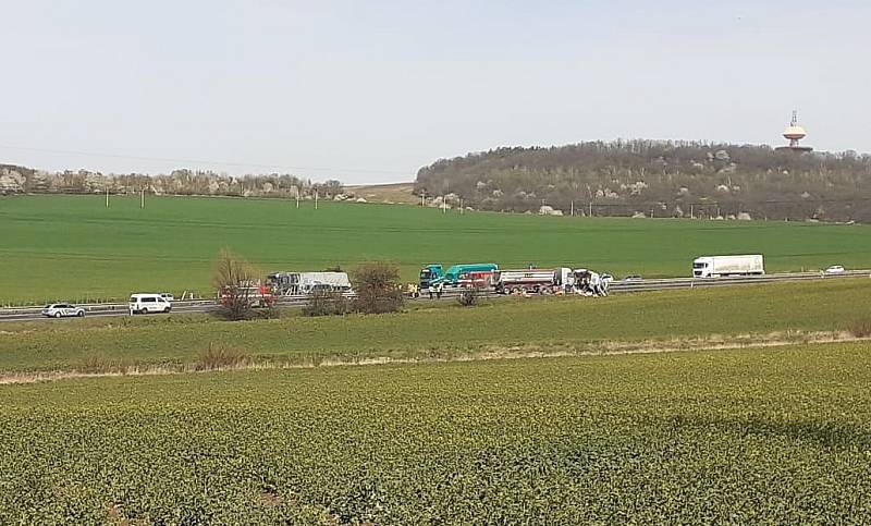Tragická nehoda kamionu a dodávky u Tuchlova.