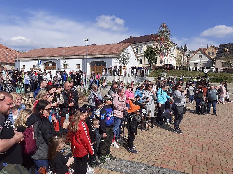 Pálení čarodějnic v Kostomlatech pod Milešovkou.