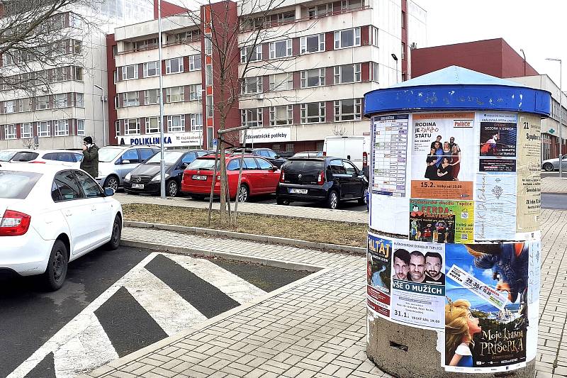 Parkoviště u polikliniky v Teplicích. Areál je součástí nemocnice, kterou má ve správě Krajská zdravotní a.s.