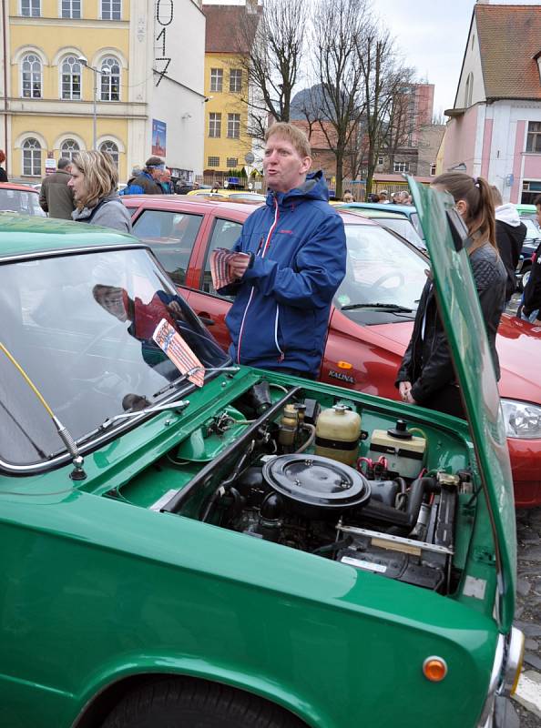 Setkání veteránů vozů Žiguli a Moskvič v Bílině.