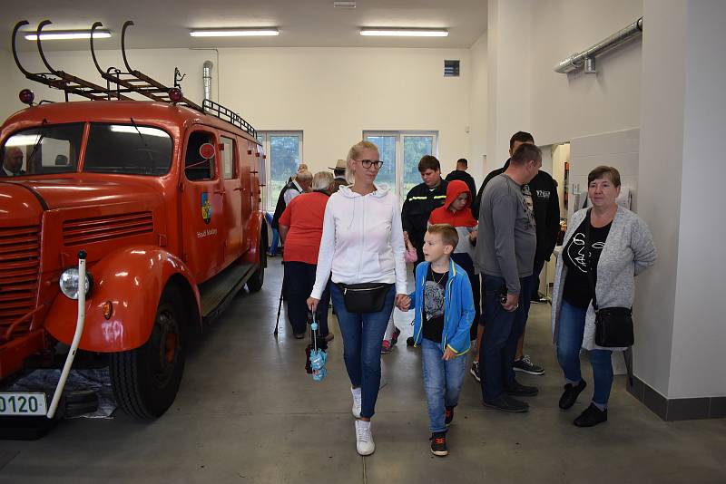 Slavnostní otevření hasičské zbrojnice dobrovolných hasičů v Modlanech.