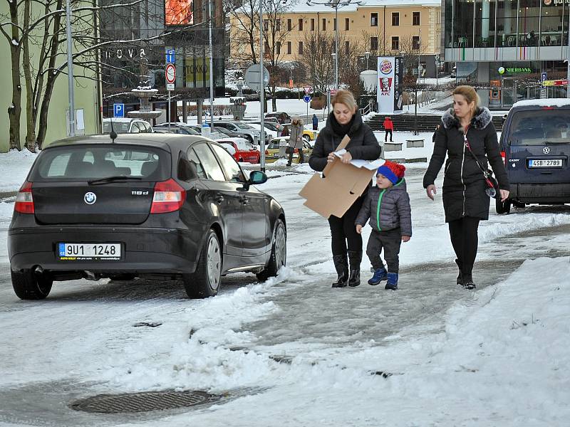 Sníh udělal radost hlavně dětem. Méně už chodcům, řidičům a silničářům