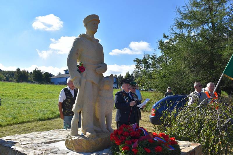 Na Cínovci i přes protesty aktivistů odhalili sochu pohraničníka.