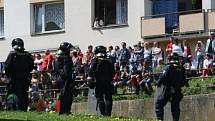 Do Krupky přijela Dělnická strana monitorovat situaci na místním sídlišti, Romové se bouří. Policie je ve střehu.