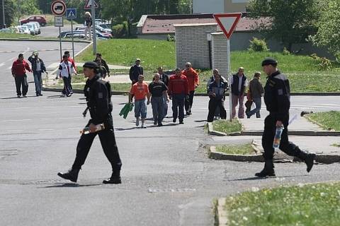 Do Krupky přijela Dělnická strana monitorovat situaci na místním sídlišti, Romové se bouří. Policie je ve střehu.