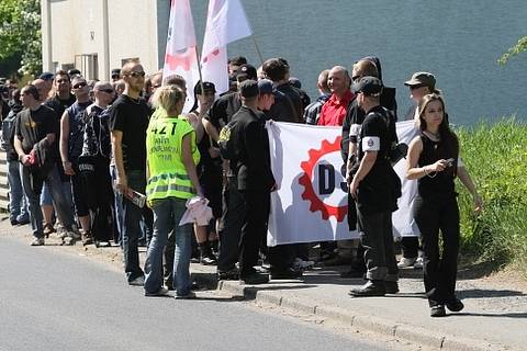 Do Krupky přijela Dělnická strana monitorovat situaci na místním sídlišti, Romové se bouří. Policie je ve střehu.