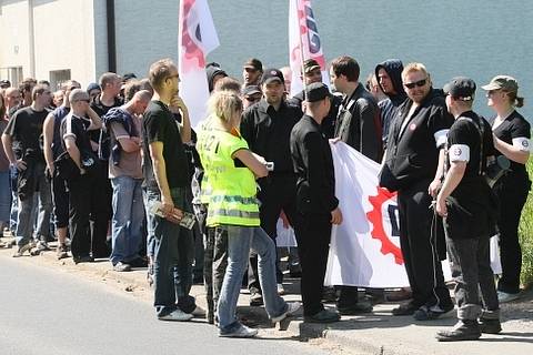 Do Krupky přijela Dělnická strana monitorovat situaci na místním sídlišti, Romové se bouří. Policie je ve střehu.