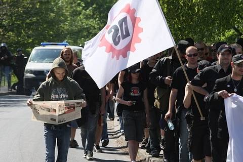 Do Krupky přijela Dělnická strana monitorovat situaci na místním sídlišti, Romové se bouří. Policie je ve střehu.