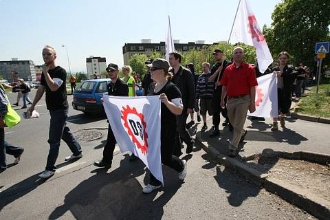 Do Krupky přijela Dělnická strana monitorovat situaci na místním sídlišti, Romové se bouří. Policie je ve střehu.