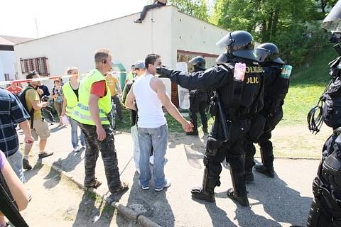 Do Krupky přijela Dělnická strana monitorovat situaci na místním sídlišti, Romové se bouří. Policie je ve střehu.