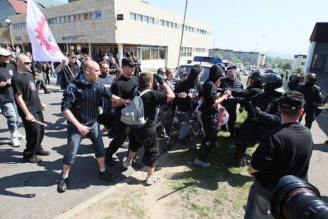 Do Krupky přijela Dělnická strana monitorovat situaci na místním sídlišti, Romové se bouří. Policie je ve střehu.