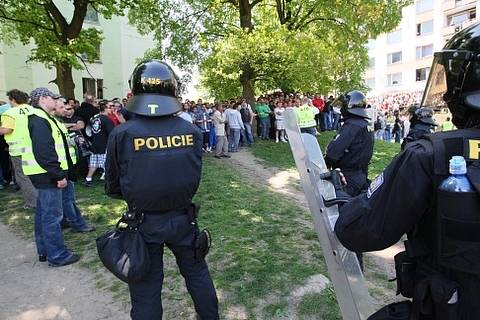 Do Krupky přijela Dělnická strana monitorovat situaci na místním sídlišti, Romové se bouří. Policie je ve střehu.