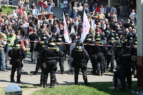 Do Krupky přijela Dělnická strana monitorovat situaci na místním sídlišti, Romové se bouří. Policie je ve střehu.