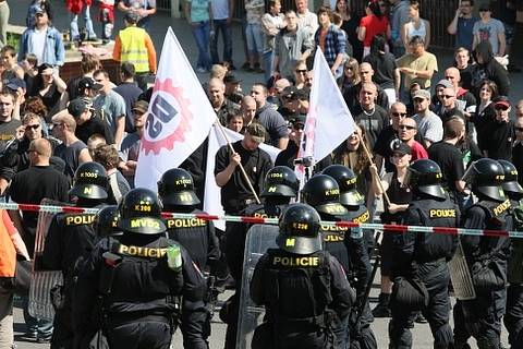 Do Krupky přijela Dělnická strana monitorovat situaci na místním sídlišti, Romové se bouří. Policie je ve střehu.