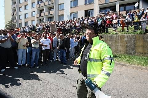 Do Krupky přijela Dělnická strana monitorovat situaci na místním sídlišti, Romové se bouří. Policie je ve střehu.