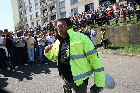 Do Krupky přijela Dělnická strana monitorovat situaci na místním sídlišti, Romové se bouří. Policie je ve střehu.