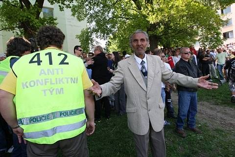 Do Krupky přijela Dělnická strana monitorovat situaci na místním sídlišti, Romové se bouří. Policie je ve střehu.