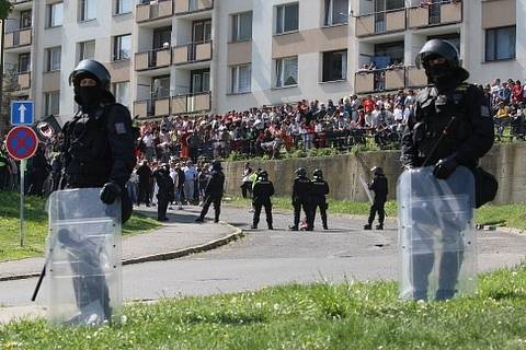 Do Krupky přijela Dělnická strana monitorovat situaci na místním sídlišti, Romové se bouří. Policie je ve střehu.