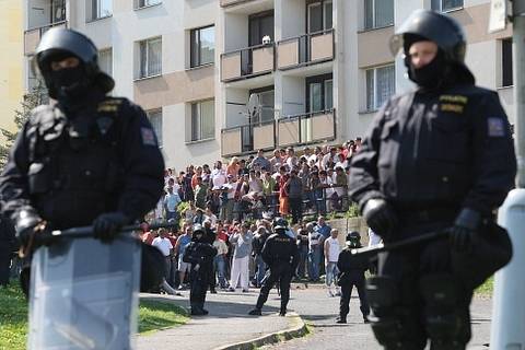 Do Krupky přijela Dělnická strana monitorovat situaci na místním sídlišti, Romové se bouří. Policie je ve střehu.