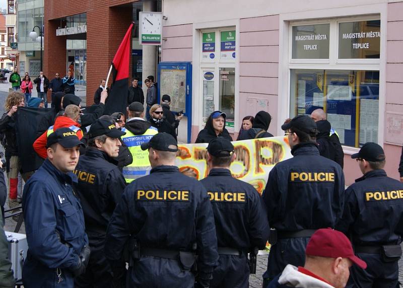 Z demonstrace proti islamizaci v Teplicích, narušení odpůrci, policie zabránila konfliktu.