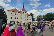 Slavnostní otevření zrekonstruovaného zámku Mirošovice u Hrobčic na Teplicku ve čtvrtek 13. července.
