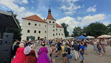 Slavnostní otevření zrekonstruovaného zámku Mirošovice u Hrobčic na Teplicku ve čtvrtek 13. července