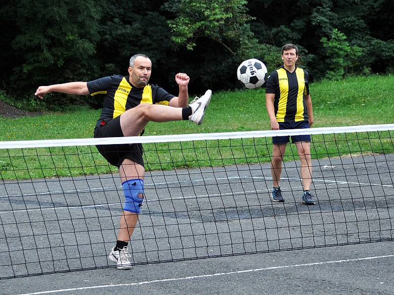 Klub přátel nohejbalu pod záštitou obce Mikulov pořádal 10. ročník  nohejbalového turnaje na parkovišti pod Bouřňákem.