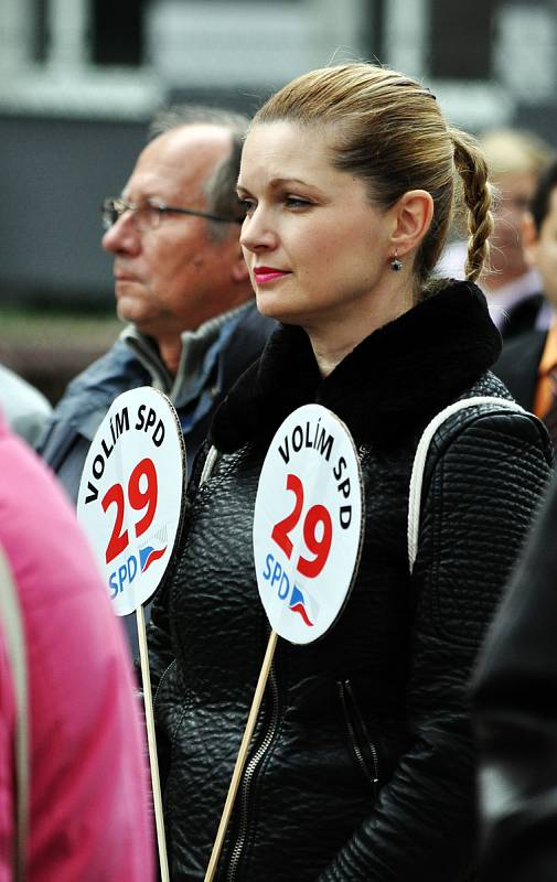 Návštěva prezidenta ČR Miloše Zemana v Dubí, setkání s občany před Domem porcelánu s modrou krví.