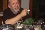 „Típnul jsem poslední cigaretu, sebral popelníky a uklidil je do poličky,“ říká v důsledku zákazu kouření v hospodách provozovatel teplické pivnice U Benyho Pavel Benek. 