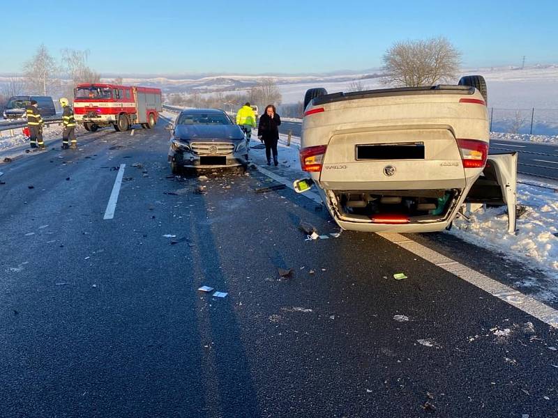 Nehoda čtyř osobních aut u Bystřan.