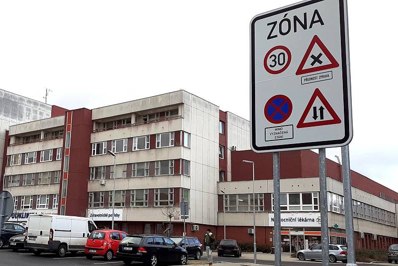 Parkoviště u polikliniky v Teplicích. Areál je součástí nemocnice, kterou má ve správě Krajská zdravotní a.s.
