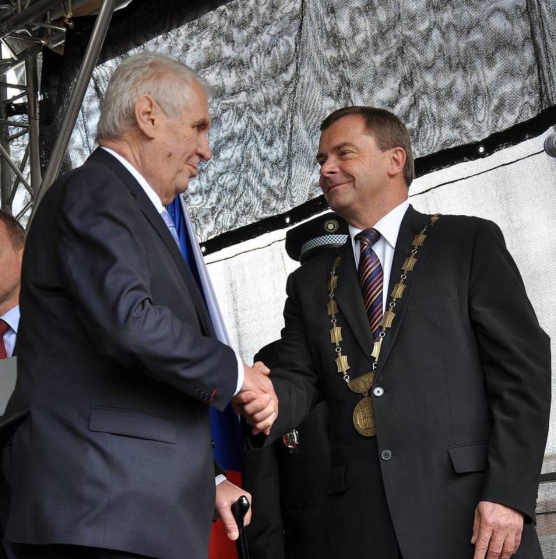 Návštěva prezidenta ČR Miloše Zemana v Dubí, setkání s občany před Domem porcelánu s modrou krví.