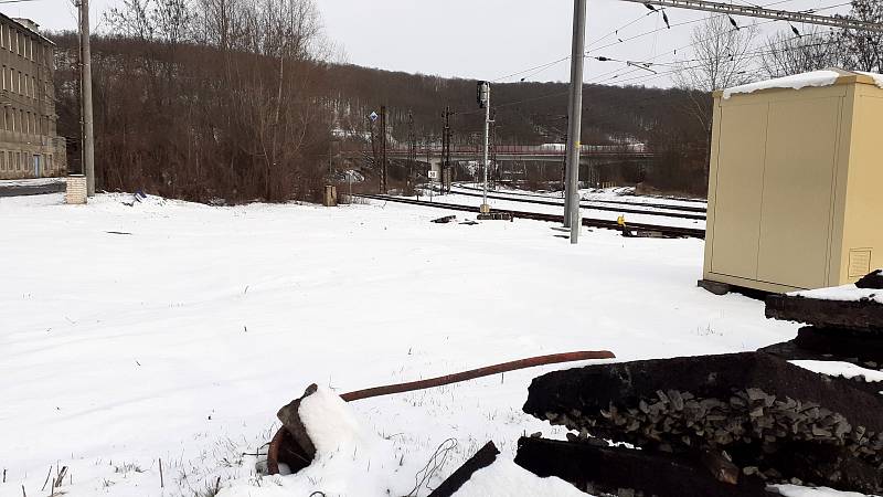 Dnes nehodu připomínají zbytky kolejiště a poničené části trati