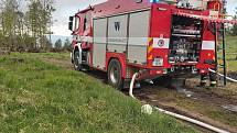 U Červeného Újezdu hořel les, zasahovali tam profesionální i dobrovolní hasiči
