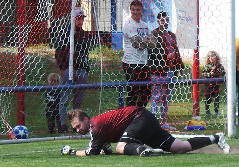 Utkání TJ Proboštov - Junior Děčín rozhodl až penaltový rozstřel, ve kterém byli úspěšní domácí. David Šnobr v brance domácích