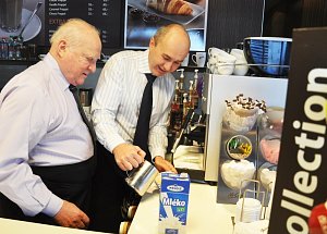 Kávu s využitím techniky late art hostům připravoval generální ředitel Českého porcelánu Vladimír Feix společně s ředitelem Mc Donaldu Michaelem Fridrichem. Byla výborná. 