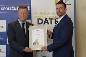 Městem, kde se v roce 2021 v Ústeckém kraji nejlépe podnikalo, jsou Teplice. Cenu za 1. místo převzal primátor Hynek Hanza (vlevo).