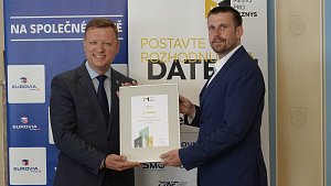 Městem, kde se v roce 2021 v Ústeckém kraji nejlépe podnikalo, jsou Teplice. Cenu za 1. místo převzal primátor Hynek Hanza (vlevo).
