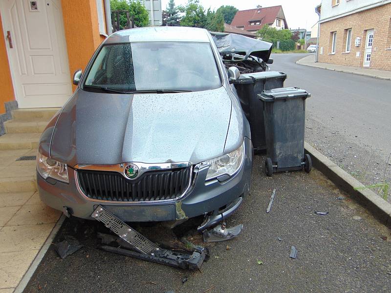 Opilý řidič nezvládl řízení v Bystřické ulici v Novosedlicích a naboural do zaparkovaného auta.